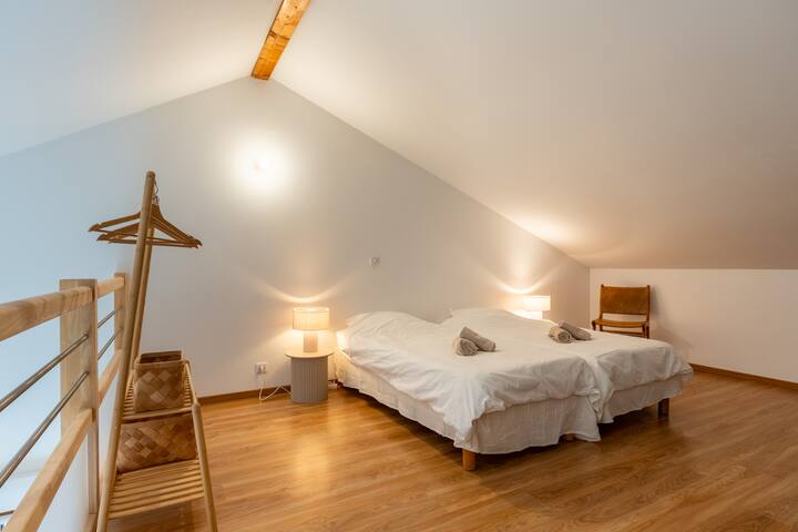 طابق نصفي كبير بسريرين 90 * 190.
- تخزين وفير