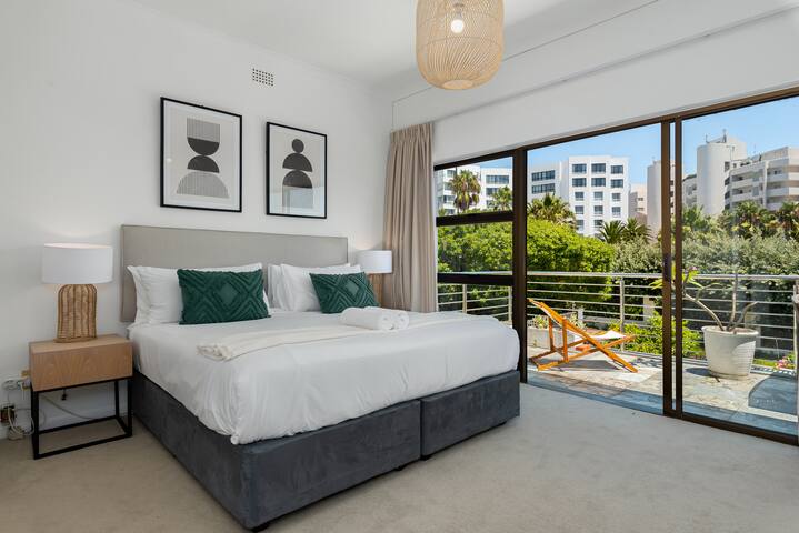 Bantry Bay Bliss | Access to Beach & Saunders Pool gallery image 4