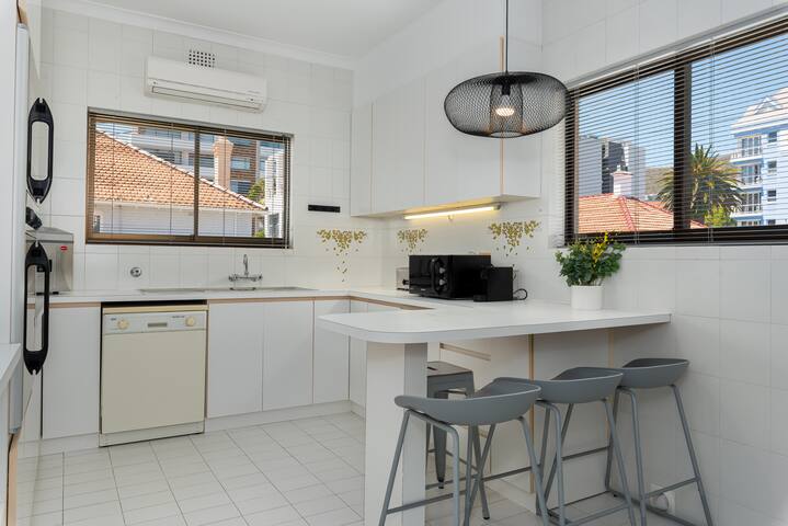 Bantry Bay Bliss | Access to Beach & Saunders Pool gallery image 3