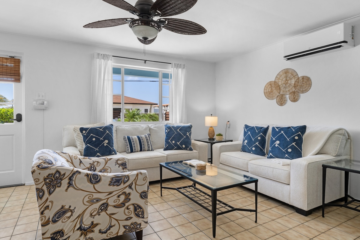 Დატკბით დასაჯდომი ადგილებითა და ბუნებრივი განათებით ამ მყუდრო, კონდიცირებულ საცხოვრებელ სივრცეში.