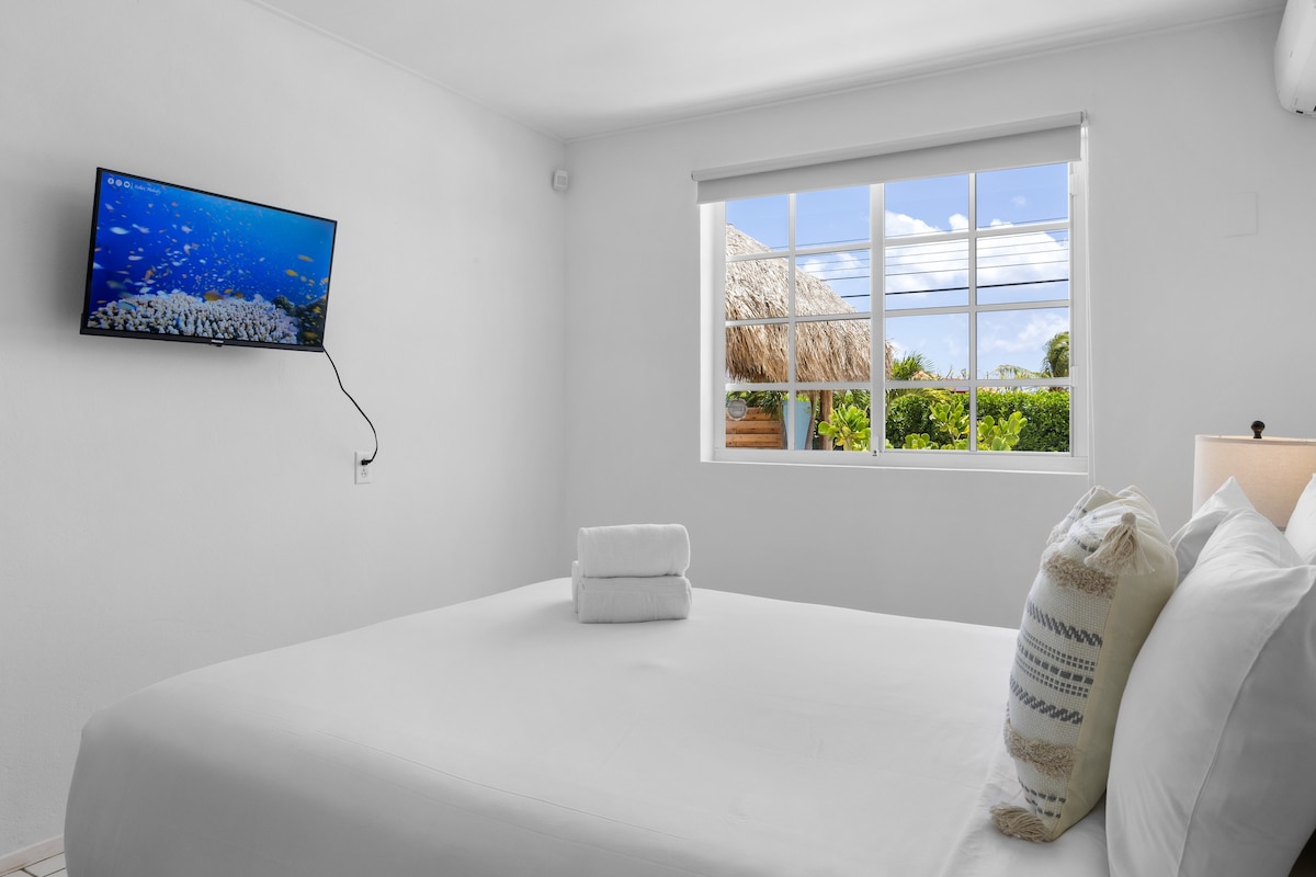 Გაიღვიძეთ ბაღის ხედებით და გაატარეთ ღამე ოთახის ტელევიზორში პლაჟზე ერთი დღის შემდეგ.