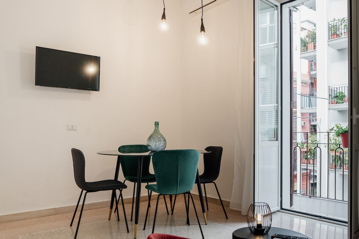 Popular Airbnb listing: Poesis suite | Spacious and bright for 6, Murat center in Bari