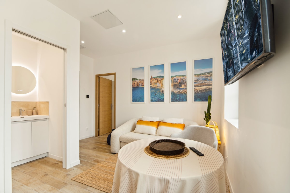 Top Airbnb: HEART of SAINT-TROPE, Apartment with sea view 2 steps from the port in Saint Tropez
