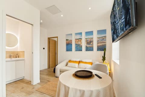 Top Airbnb: Sea view apartment just a short walk from the port à Saint Tropez