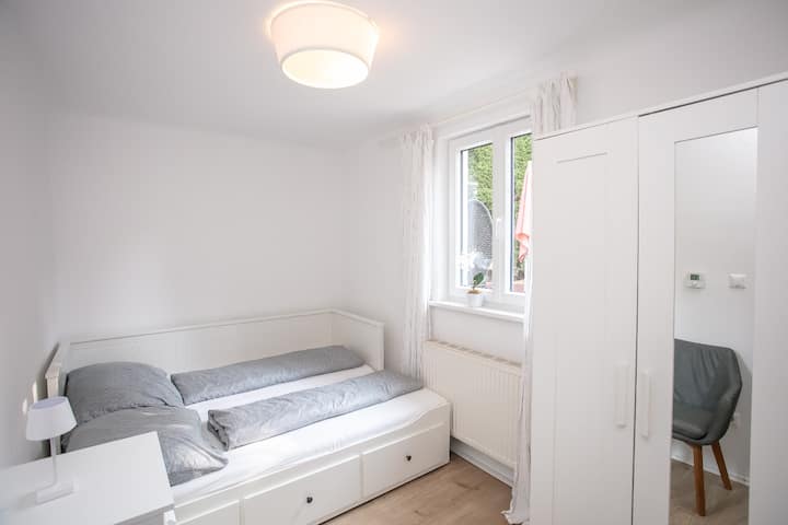 غرفة النوم في الاستوديو! وهو متصل فعليًا بغرفة المعيشة. 
تواجه النافذة الفناء،  ويمكنك قفل الاستوديو بأكمله من المطبخ والمطبخ ومنطقة المعيشة والمعهد الموسيقي وبالتالي الحصول على خصوصيتك الخاصة.