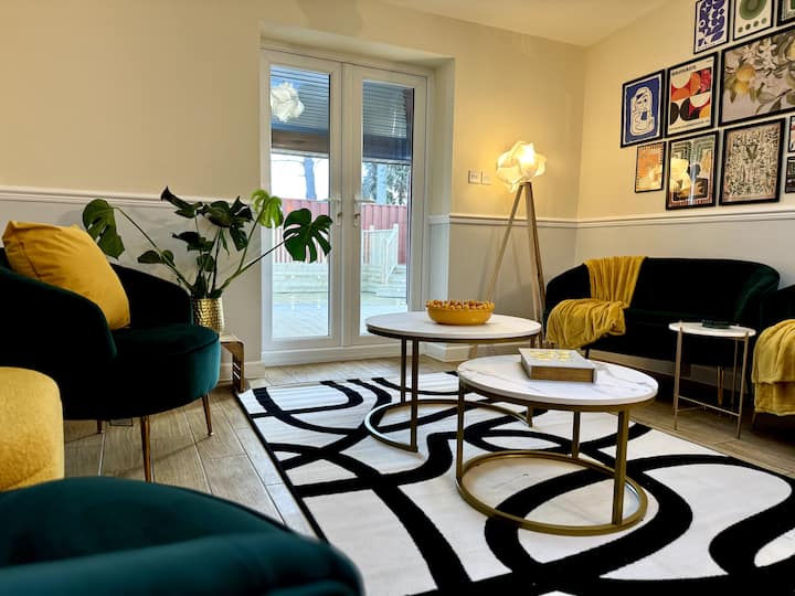 Large House 21 Guests | 8 Bedroom/13 Bed & Firepit - Nottingham