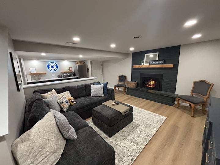 Acogedor sofá LoveSac con chimenea de gas controlada a distancia. 