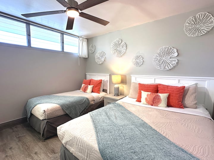 Deslízate para dormir en esta elegante habitación mientras ves tus programas favoritos.