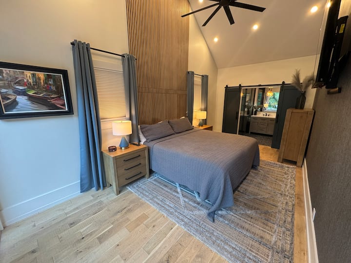 Hlavná spálňa má rozdelenú posteľnú bielizeň typu king tempurdic.  Ovládajte každú stranu nezávisle!