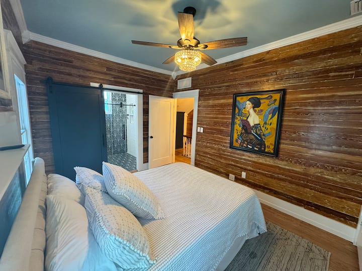 Spálňa s manželskou posteľou, na poschodí s vlastnou kúpeľňou.