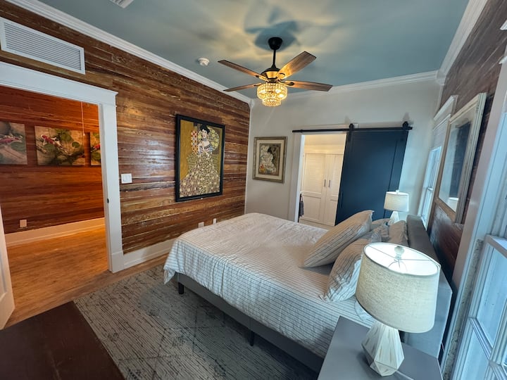 Spálňa s manželskou posteľou, na poschodí s vlastnou kúpeľňou a šatníkom.