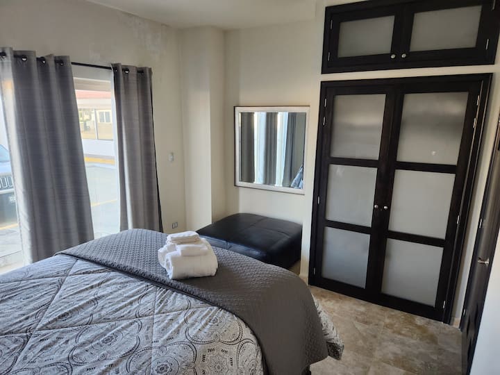 Quarto queen size, vista para a montanha