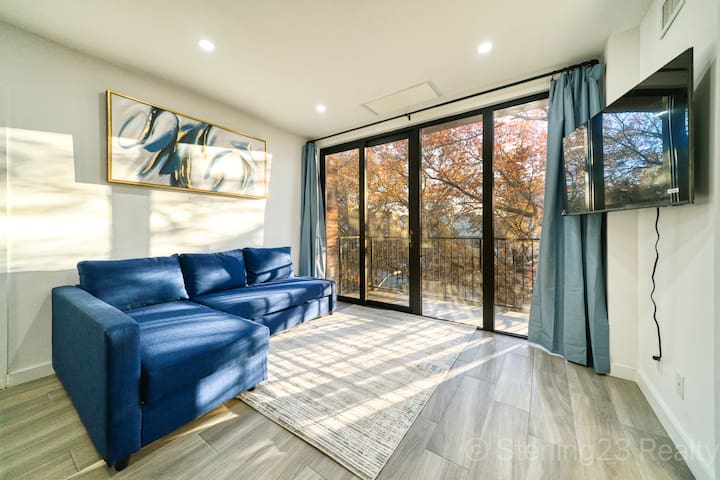 Stylish 2BR in Astoria w/Balconies, 10 Min to NYC
