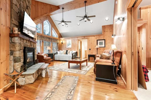 Popular Airbnb listing: Lake Escape; Sleeps12, hottub, gameroom & UTV in Rangeley