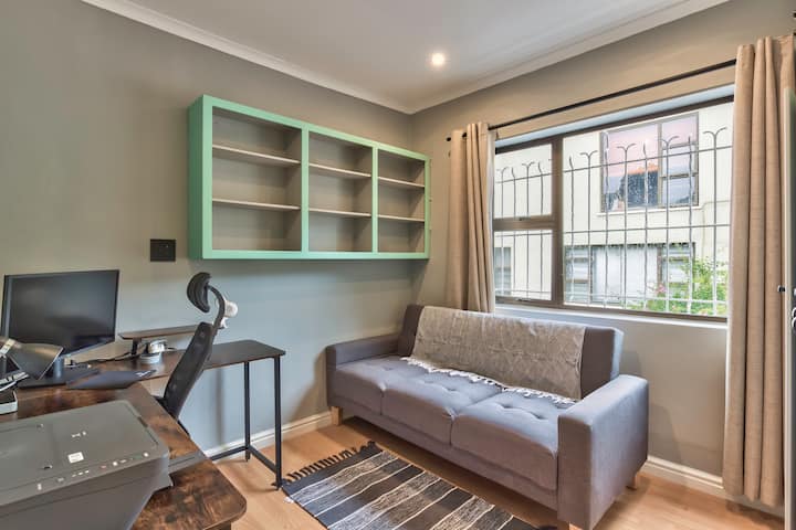 El cuarto dormitorio se puede acondicionar como oficina.