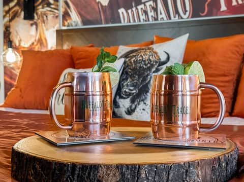 Bourbon Trail Log Cabin* Hot Tub* Pond & Speakeasy