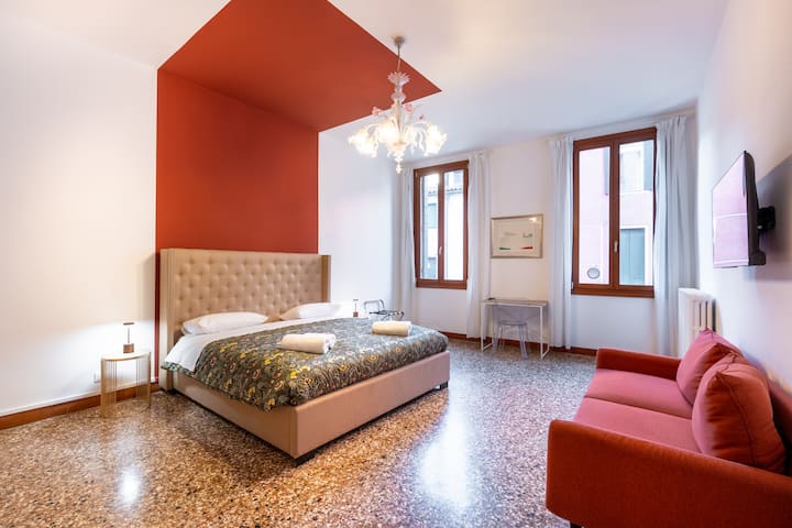 3-br Canal View Apartment  9 Min Piazza San Marco - Wenecja