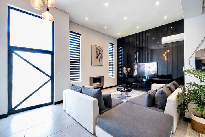 Luxurious Villa With Mountain View Seaside gallery image 2