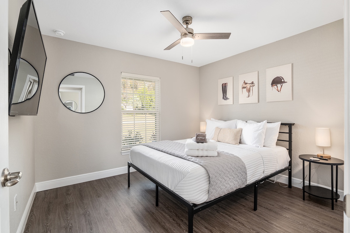 مسكن رائع لقضاء الليلة والاسترخاء بعد يوم حافل.  استمتع بسرير كوين المريح والتلفزيون الكبير وأنت تنجرف إلى النوم!