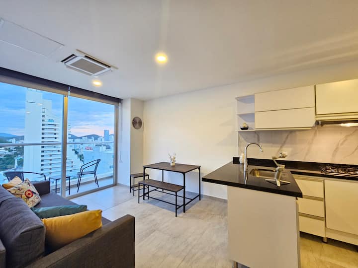 Hyrje në dhomën e ndenjjes, kuzhinë dhe tarracë me pamje të mrekullueshme të qytetit. I menduar dhe i pajisur për pushimin tënd.