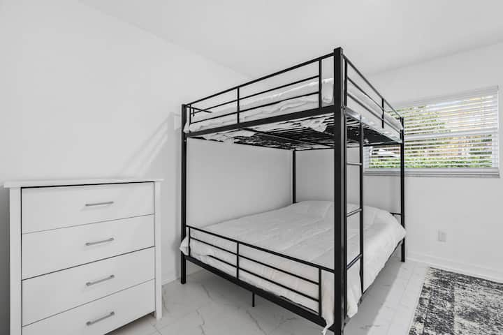 standardet e industrisë "queen over queen bunkbeds" rekomandojnë vetëm një person në krevatin e sipërm, dhoma e gjumit ka një dollap shëtitës
