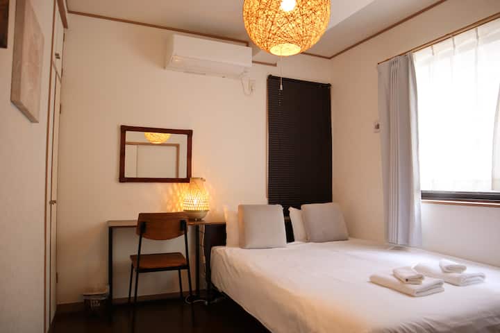 Dhoma e gjumit 1 në katin e parë është e pajisur me një krevat dopio, një tavolinë për punë dhe lexim dhe një televizor 50 inçësh.Hapësira e qetë dhe e qetë është mënyra e përkryer për t 'u çlodhur dhe për të shijuar kohën tënde.