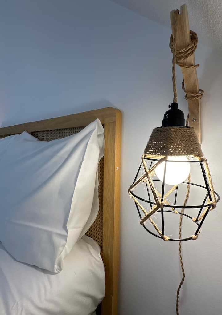 Manželská posteľ (140 cm x 200 cm).
Dekoratívne prvky.