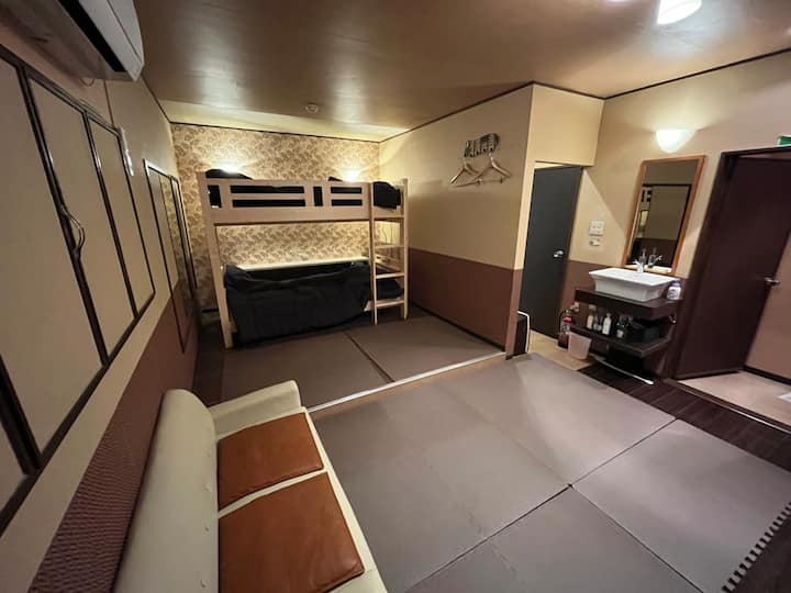 2段ベッドが苦手な方はシングルの布団を用意できます。