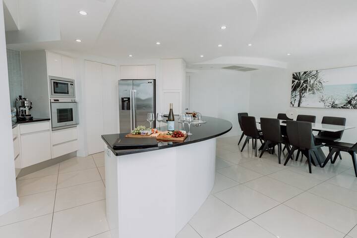 Aquavista Penthouse – Stunning 180 Views gallery image 5