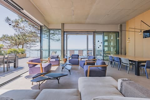 Sea villa overlooking the bay