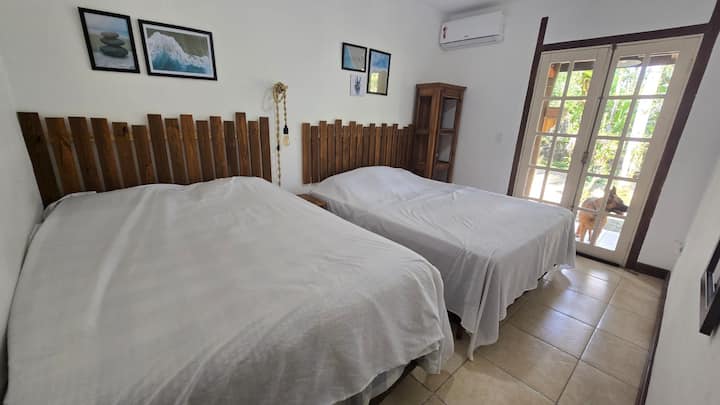 เตียงควีนไซส์ + เตียงคู่ เครื่องปรับอากาศพัดลมเพดาน ระเบียงสำหรับสนามหลังบ้าน 