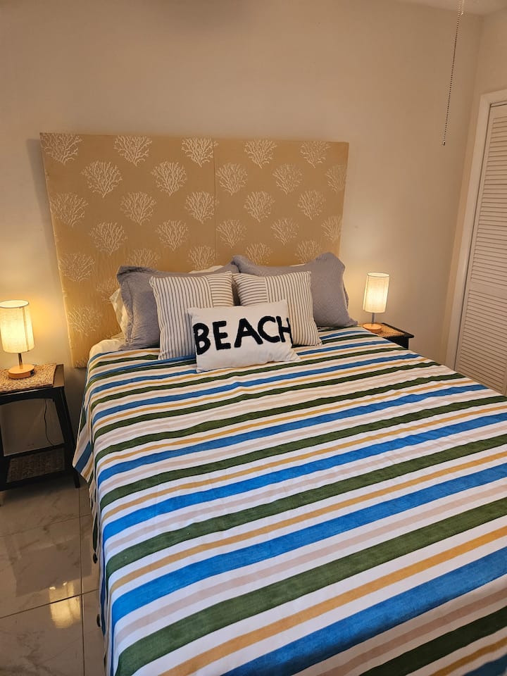 Enjoy your rest in the comfortable Queen size bed. 

Our recent guest enjoyed the self check in and taxi service. Check out their 5 star review:

"Easy check in and checkout and the recommended driver was great getting us to and from the airport."