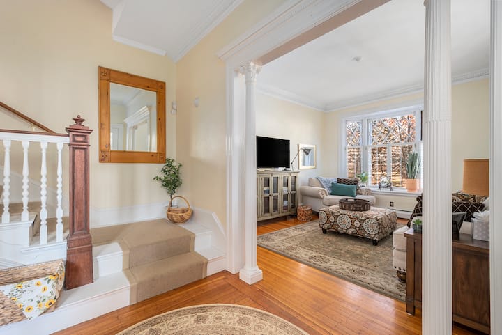 6br W/ Parking Steps To Brown In College Hill - Providence, RI