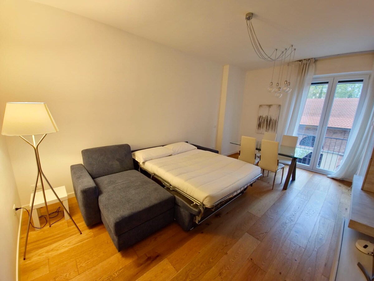 Nenechajte sa zmiasť rozkladacou pohovkou. Pohovka vo forme pamäte, super pohodlná! 