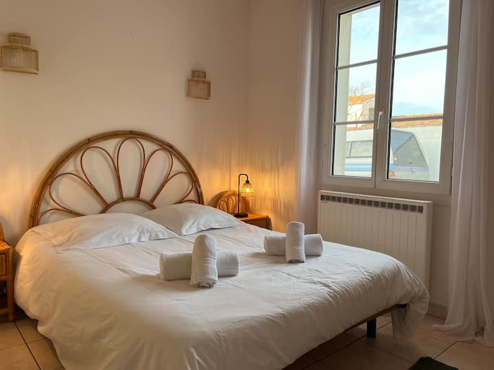 Брачен кревет (широк 140 x 200 см).
Обезбедени се постелнина и постелнина за бањање. Не мора да се грижите за тоа!
