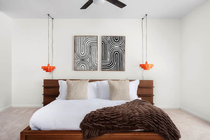 Naka - istilong King Bedroom: Gumagawa ng perpektong relaxation retreat ang magagandang disenyo at masiglang accent!
