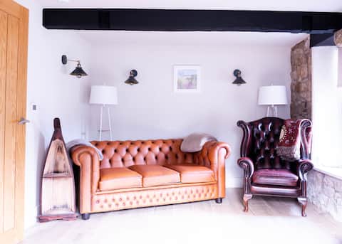 Popular Airbnb listing: Pet/family/luxury canal side cottage Lancashire in Preston
