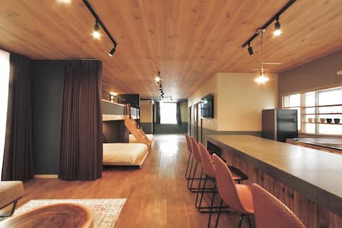 15 minutes walk to the bustling street/maximum 6 people stay/80㎡ spacious space/parking lot (free)