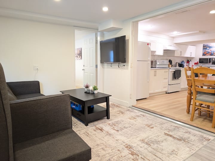 Clean Spacious 4 Bedroom W A/c Near Grousemountain - North Vancouver
