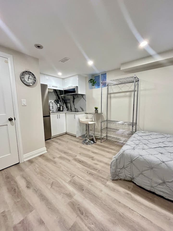 Self-contained Studio Unit. - Vaughan