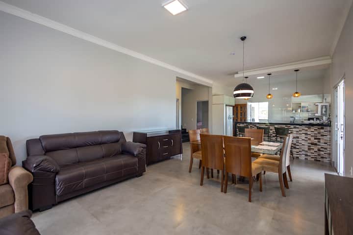 סלון ליד המטבח ושולחן האוכל עם 3 ספות, כדי להכיל חלק ניכר מהמשפחה בנמנום אחר הצהריים