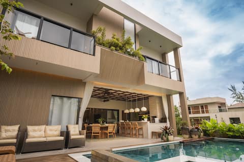 “Casa Pura Vida”
Brand New Luxury Beach House