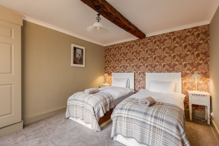 Lovely twin room, adjacent WC, wardrobe, dressing table, west facing views over courtyard