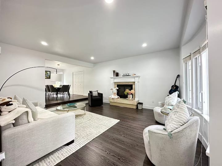 Cozy 4 Bed Single House 3.5 Bath - White Rock