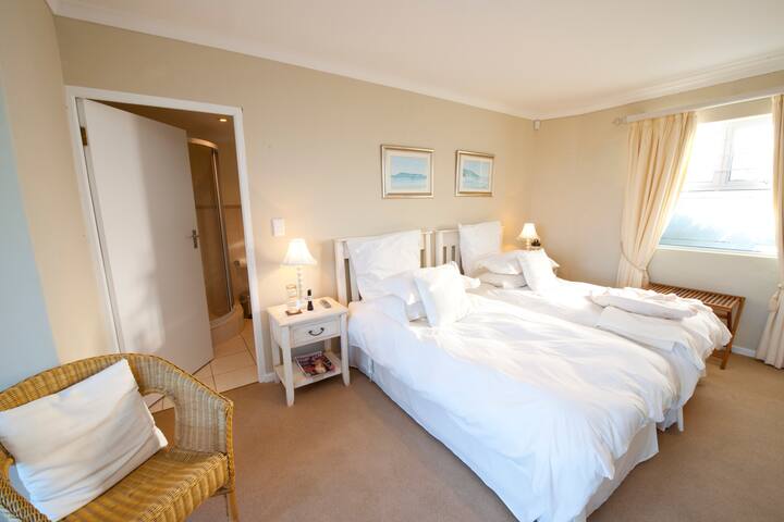 Chumba cha kulala cha kifahari chenye bafu kamili.