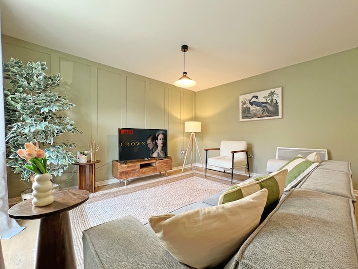 Stunning Windsor 3 Bed, Free Gated Parking - Slough