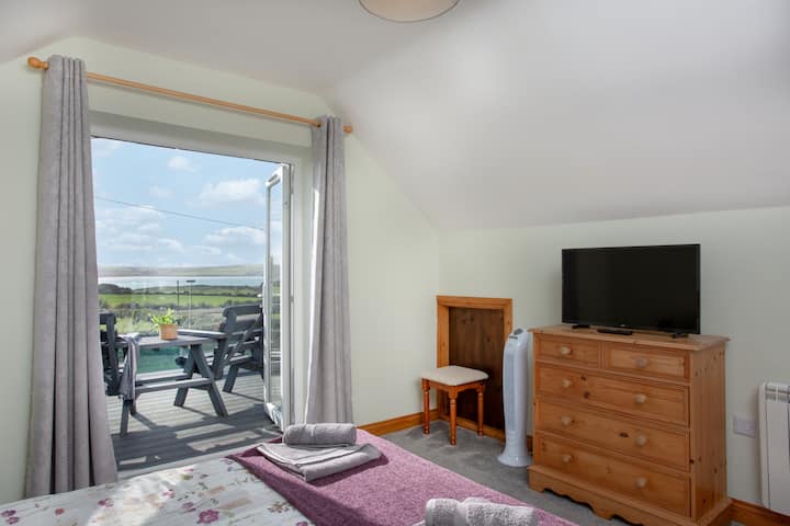 Spavaća soba br. 2, dvokrevetna spavaća soba na prvom katu s udobnim bračnim krevetom
Privatni balkon s prostorom za sjedenje za 2 osobe i panoramskim pogledom na more
TV u spavaćoj sobi za dodatnu udobnost i opuštanje
Mirno okruženje idealno za uživanje u tihim jutrima i zalascima sunca