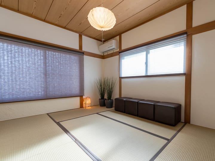 Túto stoličku vyrába aj Seki Furniture.