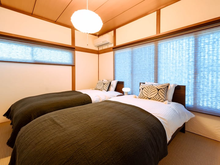 Toto je spálňa v japonskom štýle na druhom poschodí.
Túto posteľ pripravuje Simmons.
Uvoľnite sa a vaše cesty.