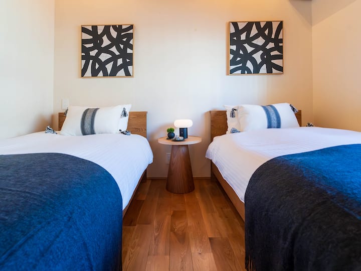 Toto je fotka spálne na prvom poschodí.
Rám postele je vyrobený spoločnosťou Seki Furniture Co., Ltd., ktorá je známa v Japonsku.
Matrac je vybavený 6,5-palcovým samostatným matracom Simmons.
Uvoľnite sa a oddýchnite si od svojich ciest tu.
